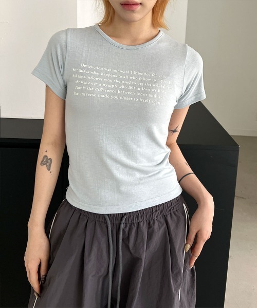 4INT.(フォイント)の「ミニマル レタリング クロップド 半袖 Tシャツ(Tシャツ/カットソー・レディース・ホワイト/ブラウン/グレー/ブラック/ライトブルー・FREE)」の2枚目の写真