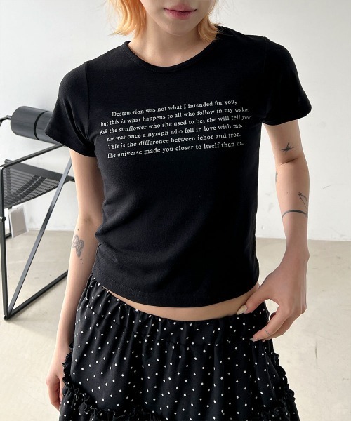 4INT.(フォイント)の「ミニマル レタリング クロップド 半袖 Tシャツ(Tシャツ/カットソー・レディース・ホワイト/ブラウン/グレー/ブラック/ライトブルー・FREE)」の1枚目の写真