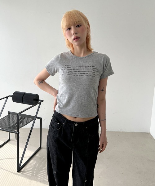 4INT.(フォイント)の「ミニマル レタリング クロップド 半袖 Tシャツ(Tシャツ/カットソー・レディース・ホワイト/ブラウン/グレー/ブラック/ライトブルー・FREE)」の6枚目の写真