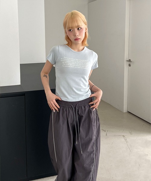 4INT.(フォイント)の「ミニマル レタリング クロップド 半袖 Tシャツ(Tシャツ/カットソー・レディース・ホワイト/ブラウン/グレー/ブラック/ライトブルー・FREE)」の8枚目の写真