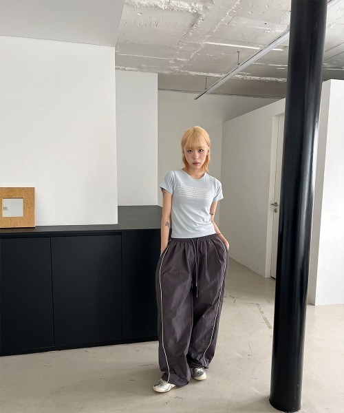 4INT.(フォイント)の「ミニマル レタリング クロップド 半袖 Tシャツ(Tシャツ/カットソー・レディース・ホワイト/ブラウン/グレー/ブラック/ライトブルー・FREE)」の9枚目の写真