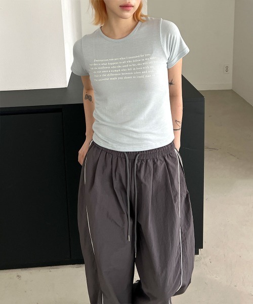 4INT.(フォイント)の「ミニマル レタリング クロップド 半袖 Tシャツ(Tシャツ/カットソー・レディース・ホワイト/ブラウン/グレー/ブラック/ライトブルー・FREE)」の10枚目の写真