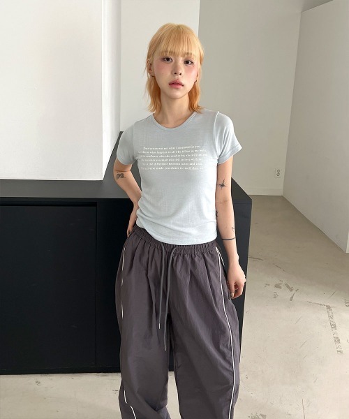 4INT.(フォイント)の「ミニマル レタリング クロップド 半袖 Tシャツ(Tシャツ/カットソー・レディース・ホワイト/ブラウン/グレー/ブラック/ライトブルー・FREE)」の11枚目の写真