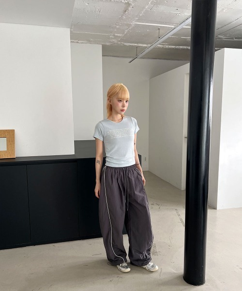 4INT.(フォイント)の「ミニマル レタリング クロップド 半袖 Tシャツ(Tシャツ/カットソー・レディース・ホワイト/ブラウン/グレー/ブラック/ライトブルー・FREE)」の12枚目の写真