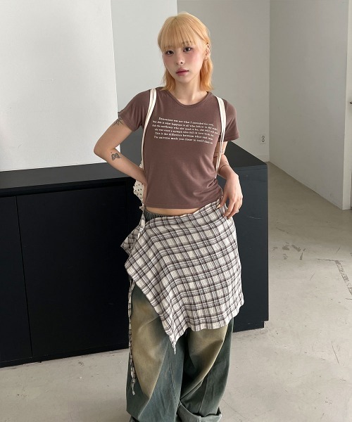 4INT.(フォイント)の「ミニマル レタリング クロップド 半袖 Tシャツ(Tシャツ/カットソー・レディース・ホワイト/ブラウン/グレー/ブラック/ライトブルー・FREE)」の13枚目の写真