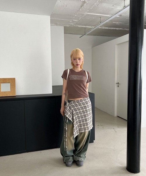 4INT.(フォイント)の「ミニマル レタリング クロップド 半袖 Tシャツ(Tシャツ/カットソー・レディース・ホワイト/ブラウン/グレー/ブラック/ライトブルー・FREE)」の14枚目の写真