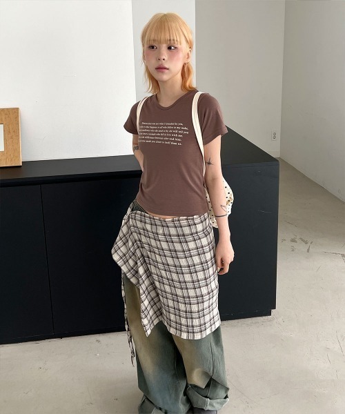 4INT.(フォイント)の「ミニマル レタリング クロップド 半袖 Tシャツ(Tシャツ/カットソー・レディース・ホワイト/ブラウン/グレー/ブラック/ライトブルー・FREE)」の16枚目の写真