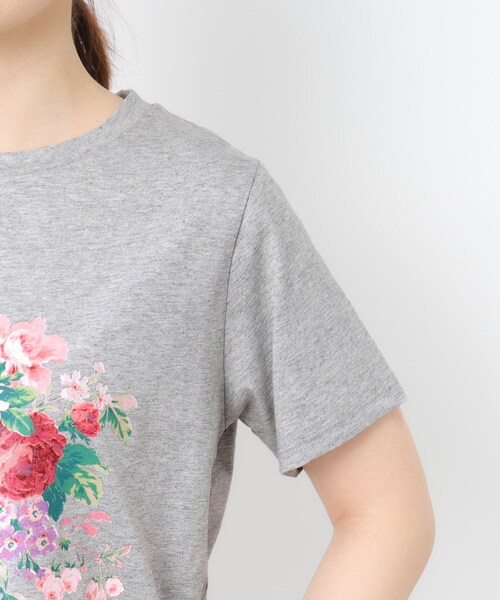 LAURA ASHLEY（ローラアシュレイ）の「【接触冷感/UVカット／コットン100％】ストウ柄 Tシャツ（Tシャツ/カットソー・レディース・ブラック/ライトグレー/オフホワイト・40/38）」の5枚目の写真