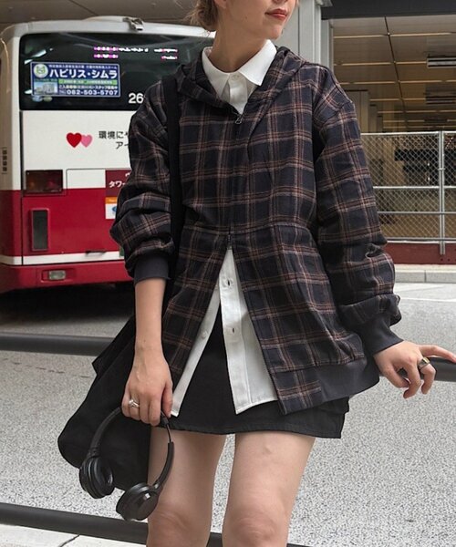 WHIMSIC（ウィムジック）の「【UNISEX】チェックジップフーディーシャツ（シャツ/ブラウス・メンズ・ベージュ/ネイビー/ブラック・FREE）」の2枚目の写真