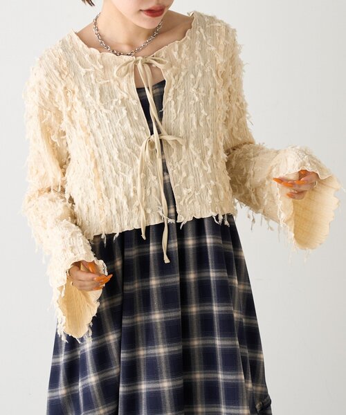 w closet(ダブルクローゼット)の「【25AW】配色メロウボレロブラウス(Tシャツ/カットソー・レディース・ブラック/ブルー/ベージュ/アイボリー/グリーン・FREE)」の4枚目の写真