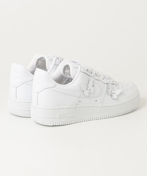 NIKE(ナイキ)の「W AIR FORCE 1 LO(スニーカー・レディース・ホワイト・23.0cm/23.5cm/24.0cm/24.5cm/25.0cm/22.5cm/26.0cm/25.5cm/28.0cm/27.5cm/26.5cm)」の2枚目の写真
