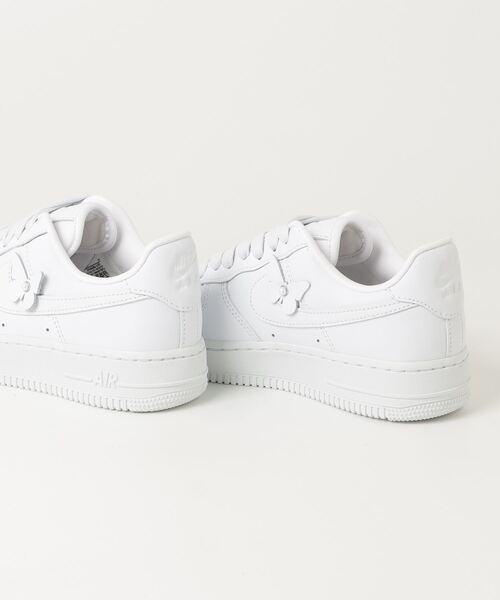 NIKE(ナイキ)の「W AIR FORCE 1 LO(スニーカー・レディース・ホワイト・23.0cm/23.5cm/24.0cm/24.5cm/25.0cm/22.5cm/26.0cm/25.5cm/28.0cm/27.5cm/26.5cm)」の4枚目の写真