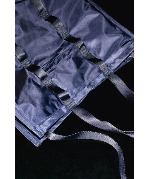 COS（コス）の「トランジットトートバッグ - ナイロン（トートバッグ・メンズ・ネイビー/グレー・ONE SIZE）」の4枚目の写真