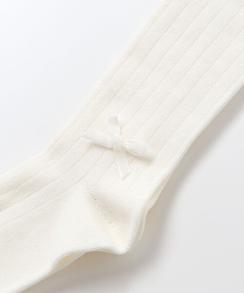 BeBe（ベベ）の「サイドリボンリブタイツ(80~140cm)（タイツ/ストッキング・キッズ・オフホワイト/ブラック・XS/L/S/M）」の6枚目の写真