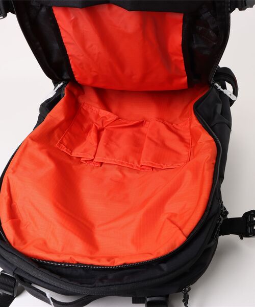 DAKINE(ダカイン)の「DAKINE POACHER BACKPACK 32L バックパック/リュック 【25-26SNOWモデル】/ダカインスキースノーボードギア(バックパック)(バックパック/リュック・メンズ・ライトグレー/ブラック・FREE)」の7枚目の写真