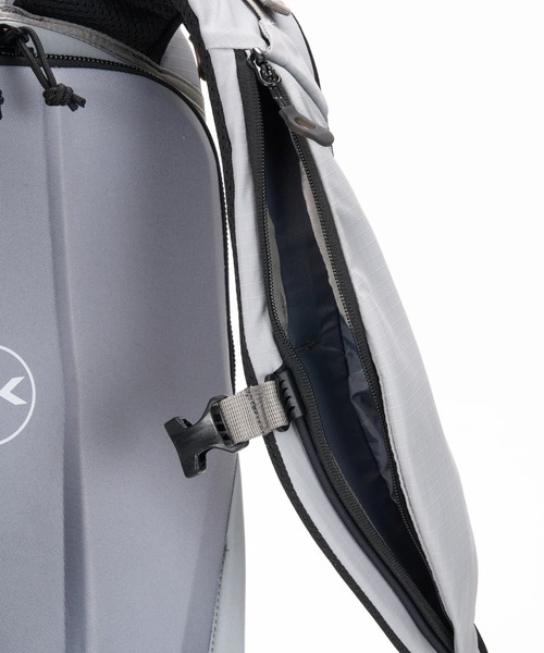 DAKINE(ダカイン)の「DAKINE POACHER BACKPACK 32L バックパック/リュック 【25-26SNOWモデル】/ダカインスキースノーボードギア(バックパック)(バックパック/リュック・メンズ・ライトグレー/ブラック・FREE)」の19枚目の写真