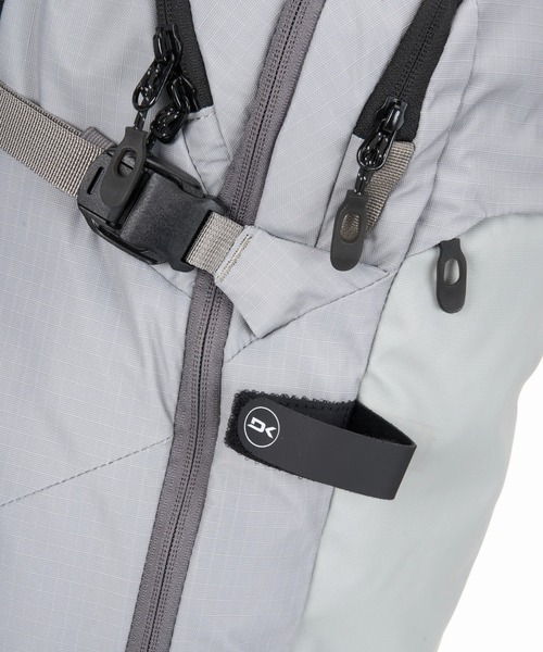 DAKINE(ダカイン)の「DAKINE POACHER BACKPACK 32L バックパック/リュック 【25-26SNOWモデル】/ダカインスキースノーボードギア(バックパック)(バックパック/リュック・メンズ・ライトグレー/ブラック・FREE)」の22枚目の写真