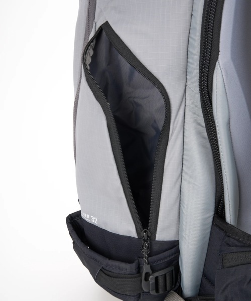 DAKINE(ダカイン)の「DAKINE POACHER BACKPACK 32L バックパック/リュック 【25-26SNOWモデル】/ダカインスキースノーボードギア(バックパック)(バックパック/リュック・メンズ・ライトグレー/ブラック・FREE)」の12枚目の写真