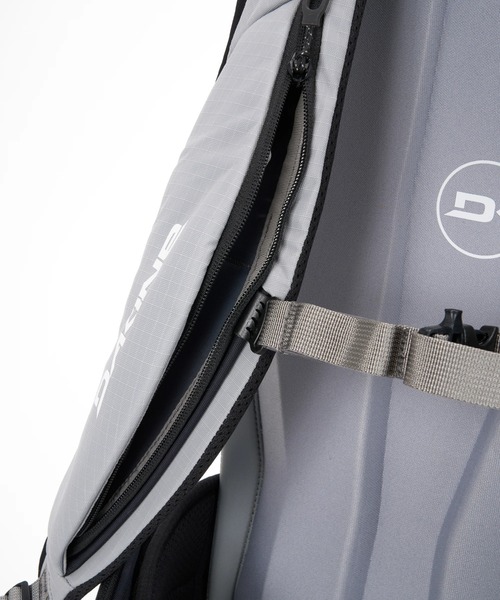DAKINE(ダカイン)の「DAKINE POACHER BACKPACK 32L バックパック/リュック 【25-26SNOWモデル】/ダカインスキースノーボードギア(バックパック)(バックパック/リュック・メンズ・ライトグレー/ブラック・FREE)」の13枚目の写真