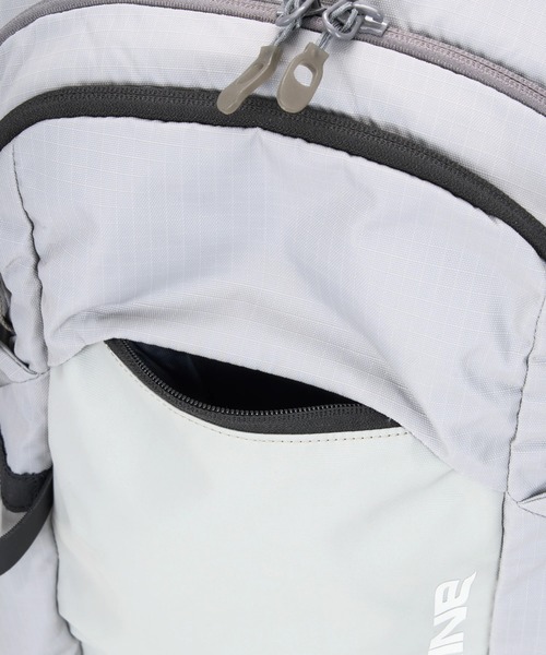 DAKINE(ダカイン)の「DAKINE POACHER BACKPACK 32L バックパック/リュック 【25-26SNOWモデル】/ダカインスキースノーボードギア(バックパック)(バックパック/リュック・メンズ・ライトグレー/ブラック・FREE)」の6枚目の写真