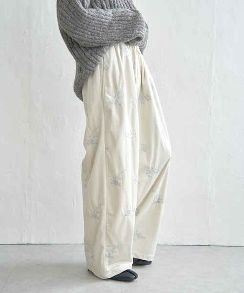 notch.(ノッチ)の「フラワーエンブロイダリーベロアパンツ(その他パンツ・レディース・ブラック/ブラウン/アイボリー・TM/M)」の1枚目の写真