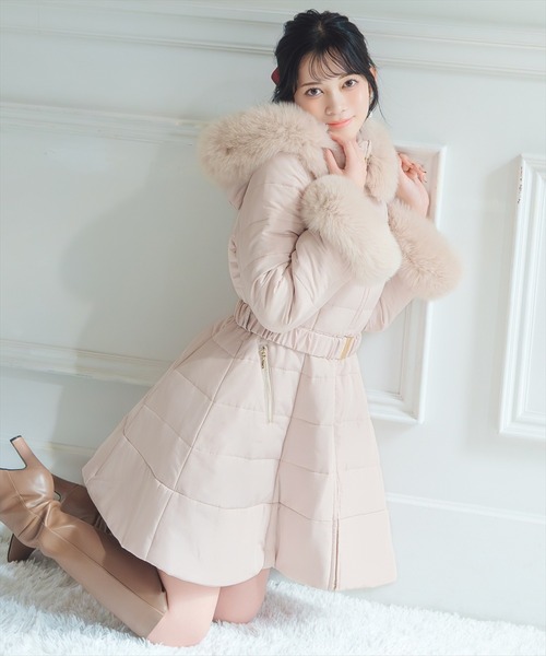 WILLSELECTION（ウィルセレクション）の「フォックスファーキルティングフレアコート（その他アウター・レディース・ベージュ/オフホワイト/ブラック・SMALL/MEDIUM）」の3枚目の写真