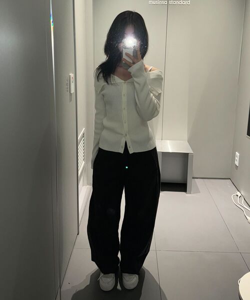 MUSINSA STANDARD WOMAN（ムシンサスタンダードウーマン）の「ウィメンズフレイサイドワイドデニムパンツ[ウォッシュドブラック]（デニムパンツ・レディース・その他・30/24/25/26/27/28/29）」の10枚目の写真