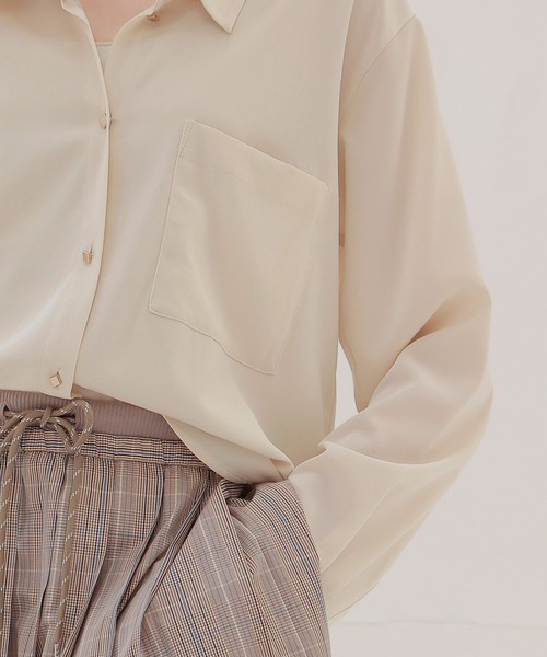 DRESSLAVE(ドレスレイブ)の「classic decine blouse(クラシックデシンブラウス)(シャツ/ブラウス・レディース・ブラック/ホワイト・38)」の5枚目の写真