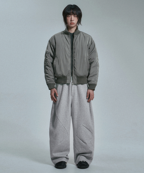 MOO(エムオーオー)の「High-neck crop bomber jacket - gray(MA-1・メンズ・グレー・MEDIUM/LARGE)」の3枚目の写真