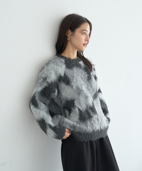 YECCA VECCA(イェッカヴェッカ)の「フラワー柄シャギーニット(ニット/セーター・レディース・ピンク/ブルー/チャコールグレー・FREE)」の1枚目の写真