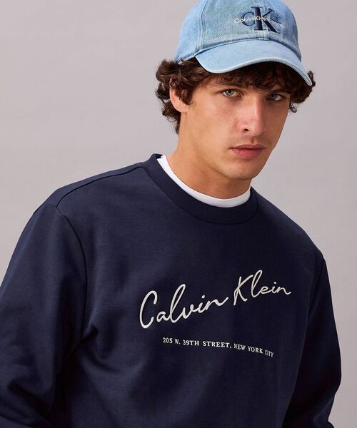 Calvin Klein(カルバン・クライン)の「【ユニセックス】ロゴエンブロイダリークルーネックスウェットシャツ(スウェット・メンズ・ネイビー/ベージュ・S/M/L)」の4枚目の写真