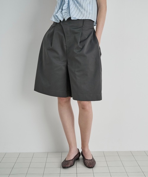 LOSCa(ロスカ)の「サイドタックフレアハーフパンツ(その他パンツ・レディース・チャコールグレー/アイボリー/ブラウン・M/S)」の1枚目の写真
