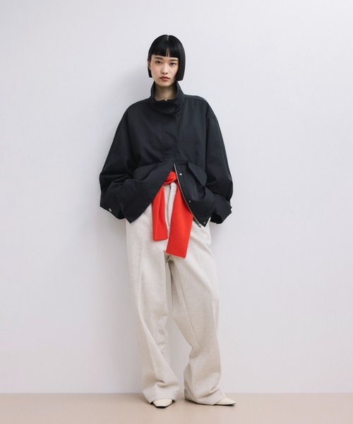 ADAM ET ROPE'（アダムエロペ）の「【WEB限定】スタンドネックドロストブルゾン/撥水（ブルゾン・レディース・ベージュ系その他/ブラック・FREE）」の5枚目の写真