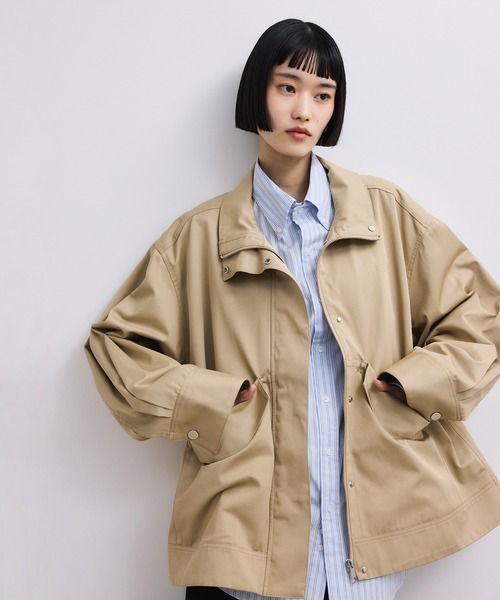 ADAM ET ROPE'（アダムエロペ）の「【WEB限定】スタンドネックドロストブルゾン/撥水（ブルゾン・レディース・ベージュ系その他/ブラック・FREE）」の6枚目の写真