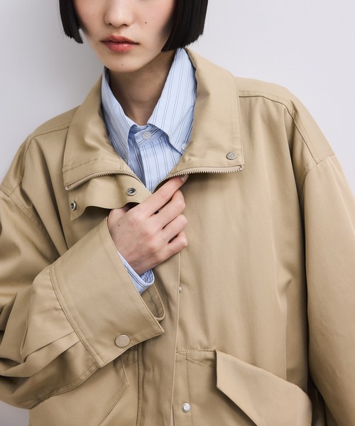 ADAM ET ROPE'（アダムエロペ）の「【WEB限定】スタンドネックドロストブルゾン/撥水（ブルゾン・レディース・ベージュ系その他/ブラック・FREE）」の9枚目の写真