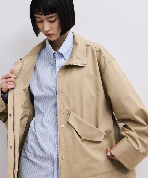 ADAM ET ROPE'（アダムエロペ）の「【WEB限定】スタンドネックドロストブルゾン/撥水（ブルゾン・レディース・ベージュ系その他/ブラック・FREE）」の10枚目の写真