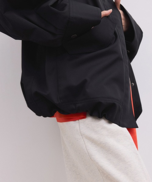 ADAM ET ROPE'（アダムエロペ）の「【WEB限定】スタンドネックドロストブルゾン/撥水（ブルゾン・レディース・ベージュ系その他/ブラック・FREE）」の15枚目の写真