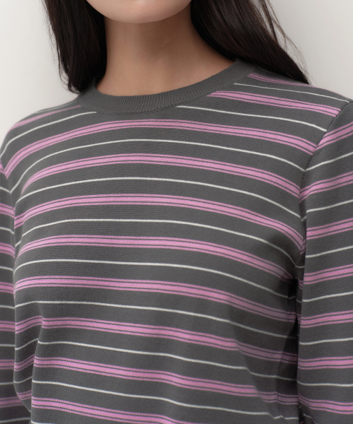 MUSINSA STANDARD WOMAN（ムシンサスタンダードウーマン）の「ウィメンズマルチストライプクルーネックニット[グレー]（ニット/セーター・レディース・その他・SMALL/MEDIUM/LARGE/X-SMALL）」の4枚目の写真