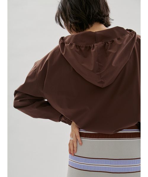 emmi（エミ）の「【Movique】ギャザーショートフーディー/撥水/UVカット/接触冷感（スウェット・レディース・ブラウン/アイボリー・F）」の7枚目の写真