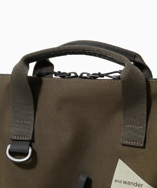 and wander（アンドワンダー）の「and wander/アンドワンダー　PE/CO 2way bag（ショルダーバッグ・メンズ・カーキ/ブラック・F）」の8枚目の写真