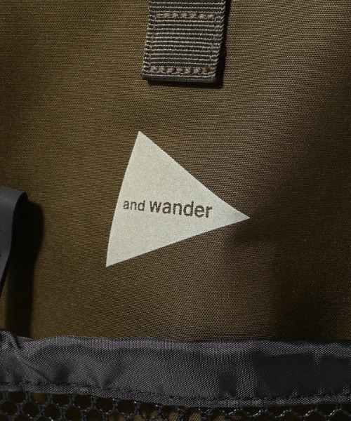 and wander（アンドワンダー）の「and wander/アンドワンダー　PE/CO 2way bag（ショルダーバッグ・メンズ・カーキ/ブラック・F）」の11枚目の写真