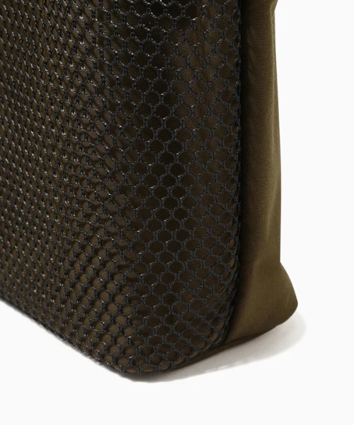 and wander（アンドワンダー）の「and wander/アンドワンダー　PE/CO 2way bag（ショルダーバッグ・メンズ・カーキ/ブラック・F）」の14枚目の写真