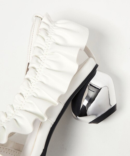 SY UNITED ARROWS（シーユナイテッドアローズ）の「＜SY＞ ポインテッドフリル サンダル50↑（サンダル・レディース・ブラック/ホワイト・22cm/22.5cm/23cm/23.5cm/24cm/24.5cm/25cm）」の6枚目の写真