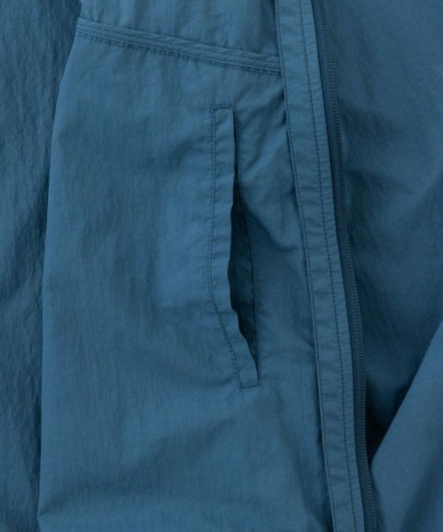 WILD THINGS（ワイルドシングス）の「WILD THINGS LIGHT SHORT MONSTER PARKA（ワイルドシングス ライト ショート モンスターパーカー）（ナイロンジャケット・メンズ・ブラック/ブルー系/ベージュ系・MEDIUM/LARGE/X-LARGE）」の10枚目の写真