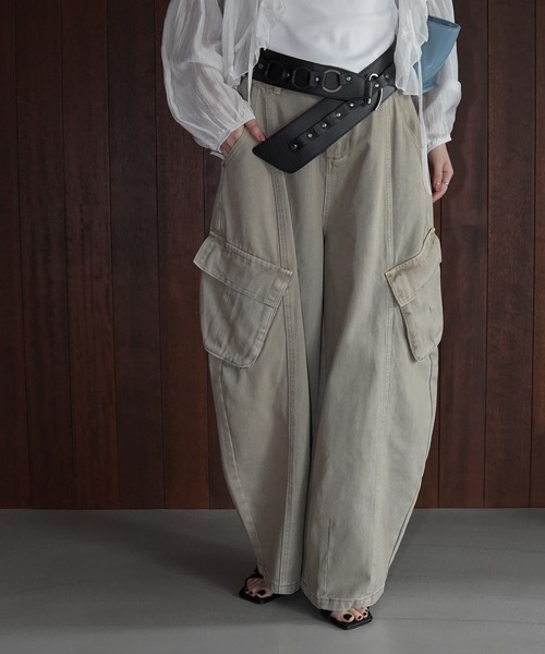 chuclla(チュクラ)の「ワイドカーゴデニムパンツ chw26s163(デニムパンツ・レディース・グレイッシュベージュ/ブルー・S/M/L)」の1枚目の写真