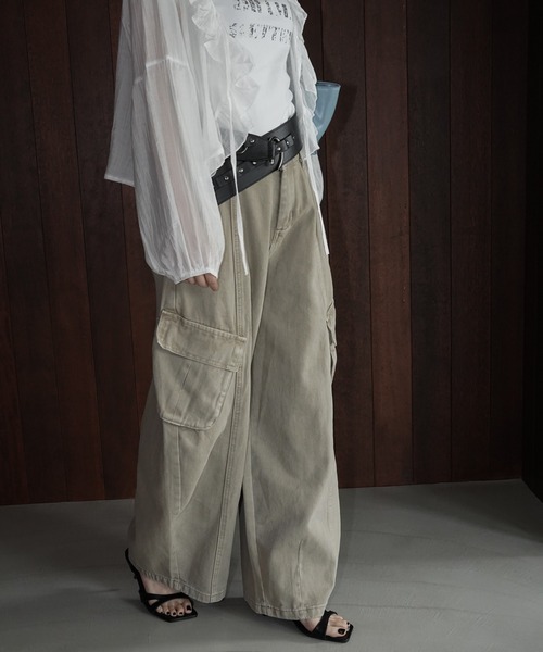 chuclla(チュクラ)の「ワイドカーゴデニムパンツ chw26s163(デニムパンツ・レディース・グレイッシュベージュ/ブルー・S/M/L)」の14枚目の写真