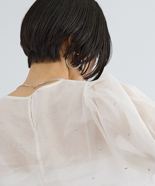 SALON adam et rope'(サロン アダム エ ロペ)の「【WEB限定】ラメドット刺繍ボリュームスリーブブラウス / イージーケア(シャツ/ブラウス・レディース・ブラック/オフホワイト・FREE)」の22枚目の写真