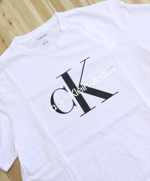 Calvin Klein(カルバン・クライン)の「CKJ メタリックモノグラムロゴTシャツ SS METALLIC MONOGRAM LOGO TEE(Tシャツ/カットソー・メンズ・ホワイト・XL/L/M)」の4枚目の写真