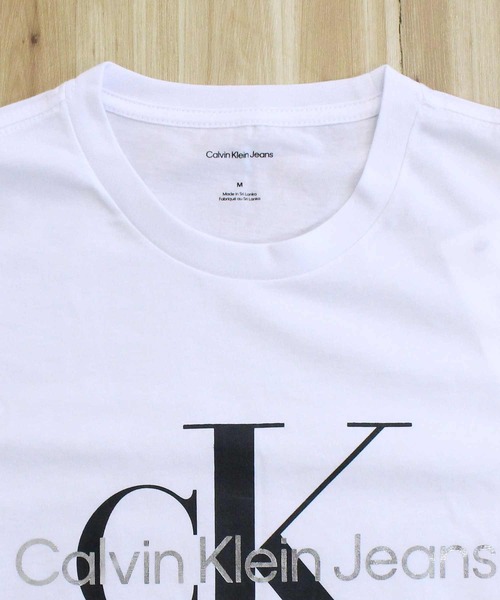 Calvin Klein(カルバン・クライン)の「CKJ メタリックモノグラムロゴTシャツ SS METALLIC MONOGRAM LOGO TEE(Tシャツ/カットソー・メンズ・ホワイト・XL/L/M)」の5枚目の写真