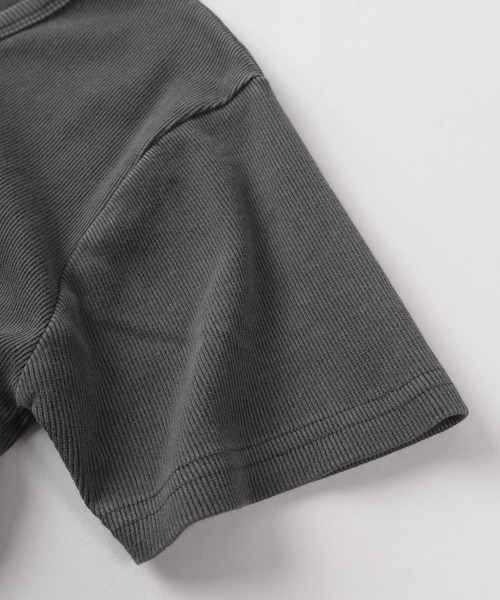 SlashDate（スラッシュデイト）の「【82】ピグメント加工 無地 テレコリブ VネックTシャツ/ユニセックス/レディース/メンズ（Tシャツ/カットソー・メンズ・ブラウン/チャコールグレー・L/M/S）」の7枚目の写真